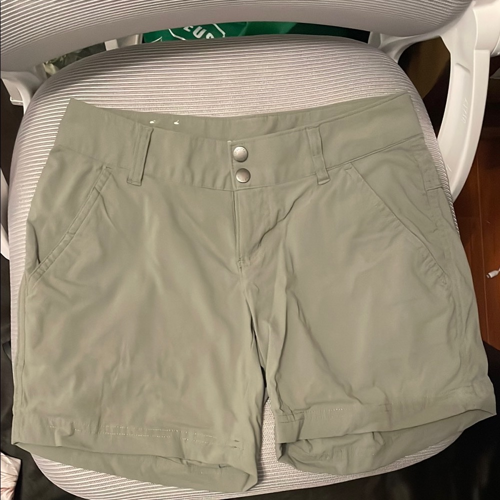 Columbia Green Cargo Shorts Lightweight and Comfortable